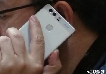 Фотографии запечатлели президента Huawei, который уже пользуется флагманским смартфоном компании