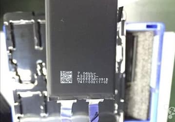 На снимке аккумулятора смартфона Apple iPhone 7 видна его емкость
