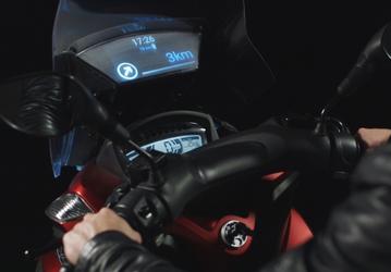 Samsung показала мотоциклетный экран Smart Windshield, на который выводится изображение с сопряжённого смартфона