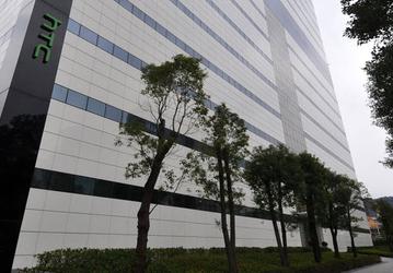 HTC продает землю, чтобы улучшить финансовое положение