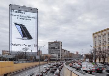 В Москве разместили рекордно большую светодиодную рекламу смартфона Samsung Galaxy S7 edge