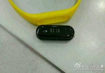 Умный браслет Xiaomi Mi Band 2 засветился на новой фотографии