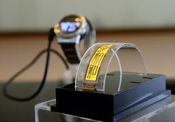 Компания WiseChip Semiconductor представила новые полупрозрачные и гибкие дисплеи PMOLED