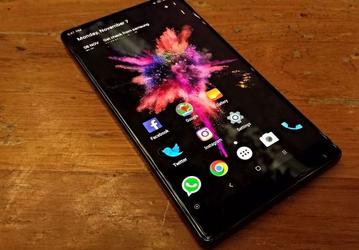 Оказалось, что смартфон Xiaomi Mi Mix не так легко согнуть, как можно было бы подумать