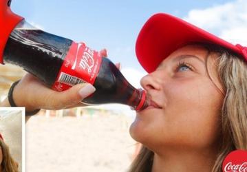 Coca-Cola выпустила аксессуар, превращающий обычную бутылку в селфи-бутылку