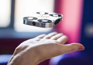 Карманный дрон AirSelfie может подниматься на высоту до 20 м, делая селфи владельца