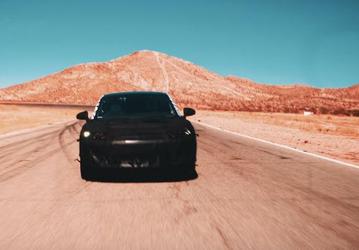 Компания Faraday Future, которая испытывает финансовые трудности, рекламирует свой новый электромобиль