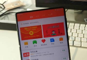 Смартфон Xiaomi Mi Mix выделяется на фоне конкурентов отсутствием рамок с трех сторон дисплея [Обновлено: цена составит $550]