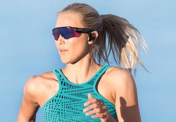Начались продажи умных очков Oakley Radar Pace, созданных совместно Intel и Luxottica 