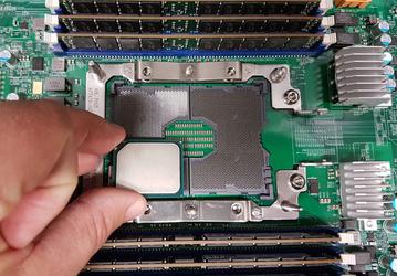 Появились изображения гигантского разъема Intel LGA 3647 для процессоров Skylake-EX и Knights Landing