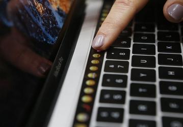 Сенсорный экран Touch Bar новых MacBook Pro при работе в ОС Windows будет отображать ряд функциональных клавиш