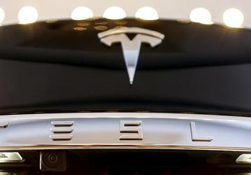 Немецких владельцев электромобилей Tesla предупредили, что Autopilot не освобождает их от управления