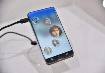 Sharp Corner R — необычный «безрамочный» смартфон, у которого практически всю фронтальную панель занимает дисплей