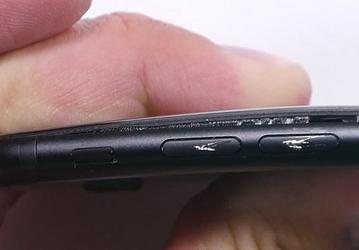 Смартфон iPhone 7 выдерживает испытание на изгиб лучше предшественников