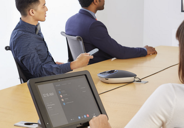 Logitech SmartDock — недешёвая док-станция для работы с сервисом Skype for Business, которая требует наличия планшета Surface Pro 4