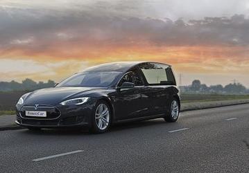 Электромобиль Tesla Model S переоборудовали под катафалк