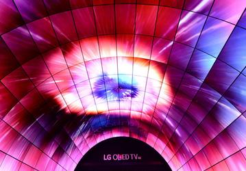 LG построила на IFA 2016 15-метровый тоннель из 216 панелей OLED суммарным разрешением почти полмиллиарда пикселей