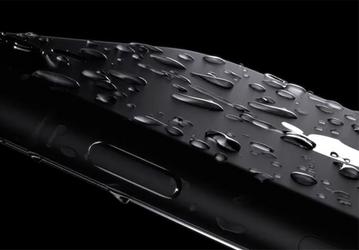 Водонепроницаемый смартфон iPhone 7 все же может пропускать воду, но это не гарантийный случай
