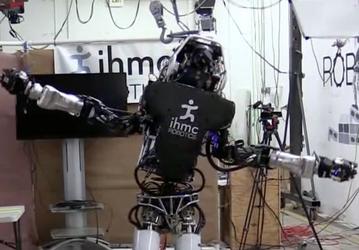 Человекоподобного робота Atlas учат держать равновесие на одной ноге
