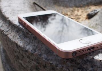 Смартфон iPhone SE стал третьим по популярности в США за второй квартал. Основная масса покупателей — ценители компактных моделей