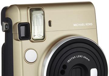 Специальная версия камеры моментальной печати Instax Mini 70 создана при участии дизайнера Майкла Корса