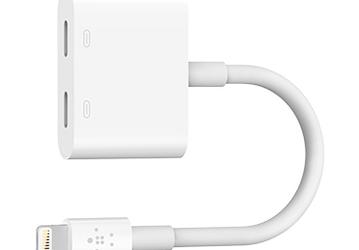 Аксессуар Belkin Lightning Audio + Charge RockStar для iPhone 7 включает два разъема Lightning для одновременной зарядки и прослушивания музыки