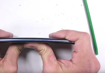 Смартфон Samsung Galaxy S8 с честью выдержал испытание на изгиб 