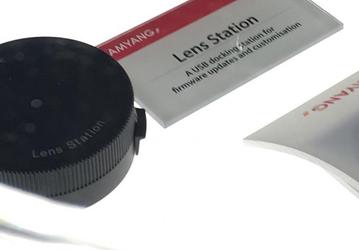 Samyang готовит к выпуску стыковочную станцию для объективов Lens Station