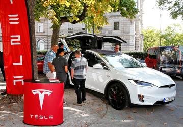 Tesla отзывает 53000 электромобилей из-за проблемы с тормозами