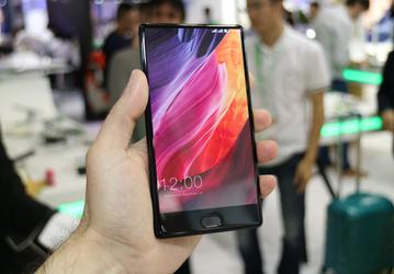Смартфон Leagoo T-MIX похож на Xiaomi Mi Mix только внешне