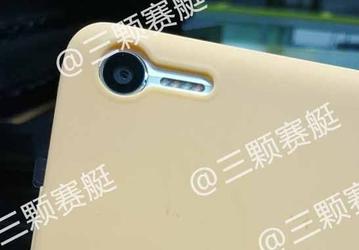 Вспышка основной камеры смартфона Meizu E2 включает четыре светодиода, которые встроены в полоску антенны