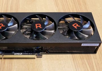 Прототип видеокарты Radeon RX Vega 56 имел совершенно иную систему охлаждения