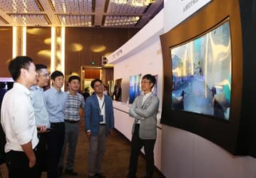 Samsung показала телевизионную панель S-Curved, изогнутую в обеих плоскостях