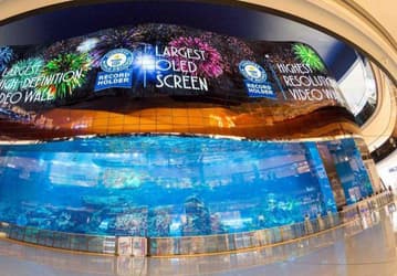 В торговом центре Dubai Mall установлен самый большой в мире экран OLED размерами 50 х 14 метров