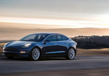 Tesla более чем вдвое нарастила выручку, на 53% увеличила продажи авто, но всё равно остаётся убыточной