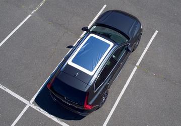 Кроссовер Volvo XC60 получил накладку на панорамную крышу для наблюдения за солнечным затмением