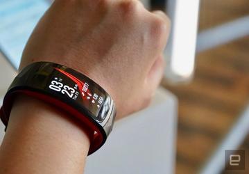 Умный браслет Samsung Gear Fit2 Pro оценили в 200 долларов