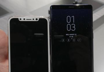 Фото дня: смартфон Samsung Galaxy Note8 бок о бок с макетом Apple iPhone 8