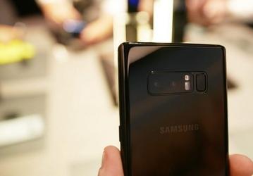 Смартфону Samsung Galaxy S9 приписывают сдвоенную камеру и сканер отпечатков пальцев на задней панели