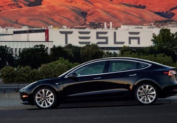 Tesla попробует привлечь еще 1,5 млрд долларов на выпуск электромобилей Model 3 с помощью мусорных облигаций