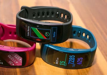 Samsung скрестит фитнес-браслет и умные часы