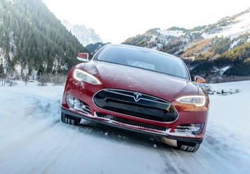 Tesla поздравила владельцев своих авто добавлением рождественского режима Santa Mode