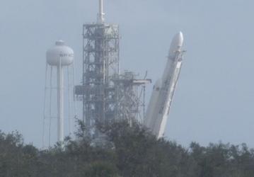 Фотогалерея дня: ракета-носитель Falcon Heavy установлена на стартовой площадке
