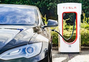 Tesla запретила использовать зарядные станции Supercharger для коммерческих автомобилей