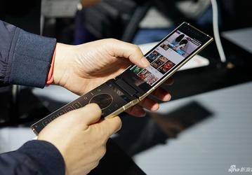 Представлен смартфон-раскладушка Samsung W2018, камера которого может снимать с диафрагмой F/1,5 или F/2,4