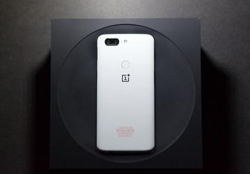 Первые 37 покупателей смартфонов OnePlus 5T Star Wars Limited Edition получат очень необычный подарок
