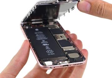 Смартфоны и ноутбуки Apple могут существенно снижать свою производительность при износе аккумулятора