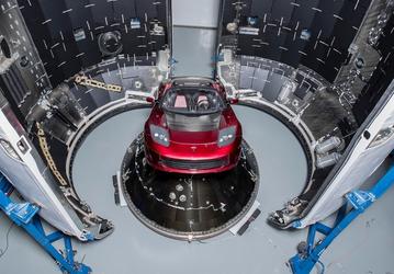 Илон Маск показал электромобиль Tesla Roadster, который отправят в космос