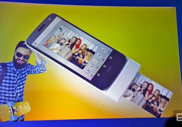 Lenovo показала множество различных модулей для смартфонов Moto Z. Один из них позволяет установить четыре дополнительных карты SIM