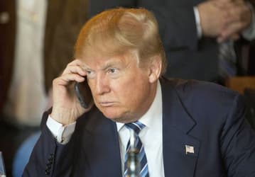 Конгресс США обеспокоен тем фактом, что Дональд Трамп продолжает использовать незащищённый смартфон Samsung Galaxy S3